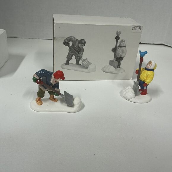 Dept 56 Snow Village “A HEAVY SNOWFALL” Set of 2 Figures Retired #5434-8 - Picture 4 of 12